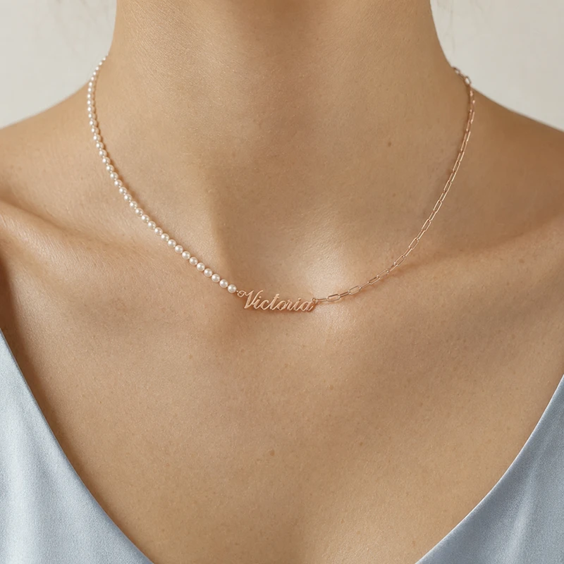 Collier personnalisé en perles avec nom detail image 1