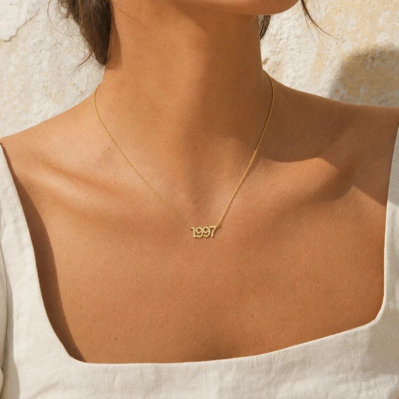 Collar con número de año personalizado image 2