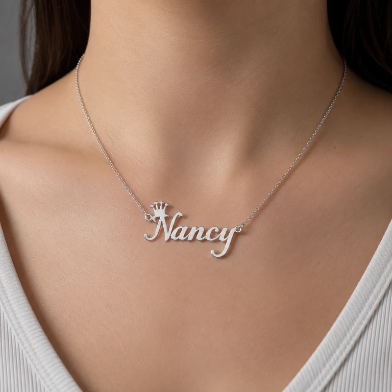 Collier personnalisé avec nom et couronne detail image 1