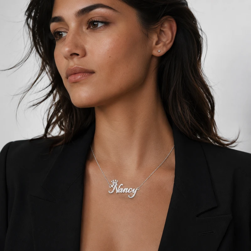 Collier personnalisé avec nom et couronne detail image 2